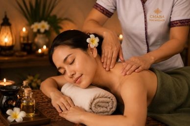Woman receiving a relaxing shoulder massage